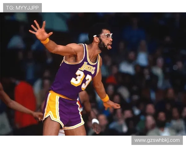 卡里姆·阿布杜尔-贾巴尔:篮球历史中的传奇巨星与文化象征